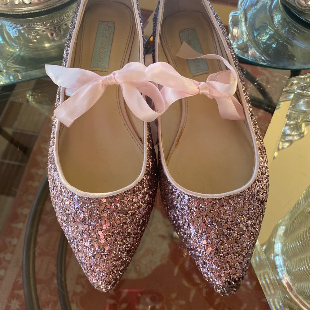 BETSEY JOHNSON pale pink glitter flat